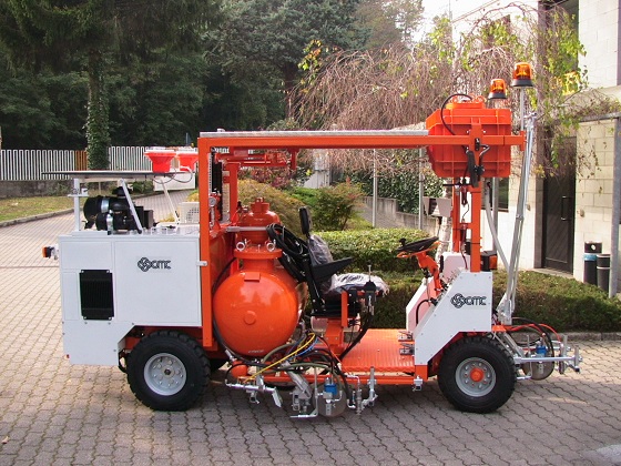 Macchina traccialinee per segnaletica stradale